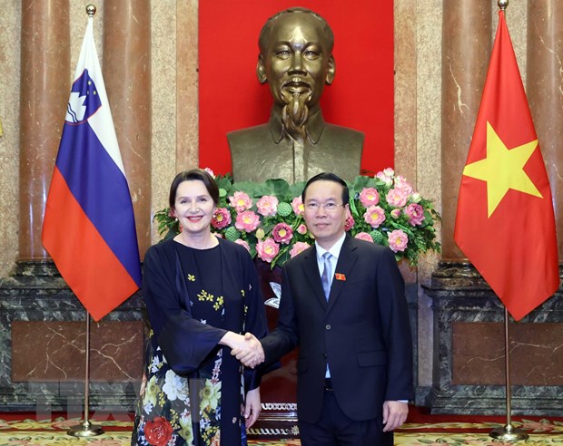 Chủ tịch nước Võ Văn Thưởng tiếp các Đại sứ trình Quốc thư Chủ tịch nước Võ Văn Thưởng tiếp Đại sứ Slovenia Alenka Suhadolnik trình Quốc thư sang nhận nhiệm kỳ công tác tại Việt Nam. (Ảnh: Thống Nhất/TTXVN)