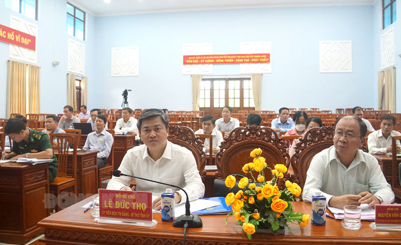 Ủy viên Trung ương Đảng - Bí thư Tỉnh ủy Lê Đức Thọ và các đại biểu tham dự hội nghị.