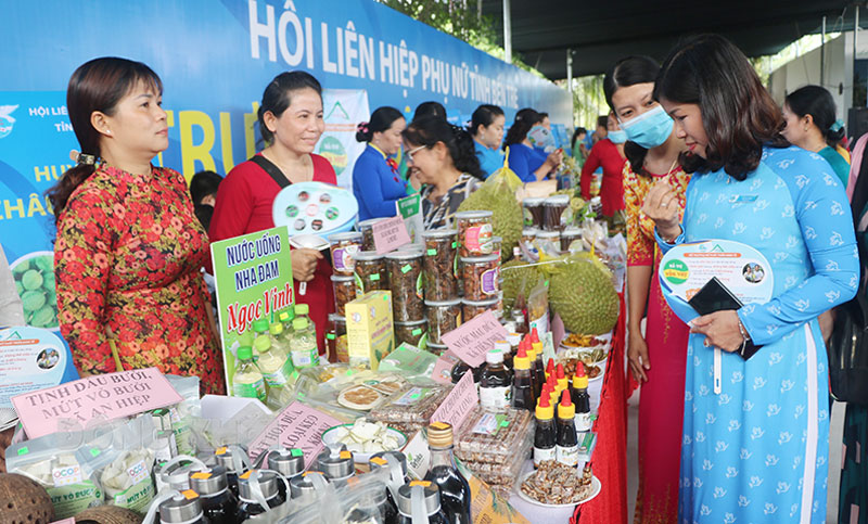 Sản phẩm khởi nghiệp của phụ nữ được trưng bày tại hội nghị sơ kết 5 năm thực hiện Đề án “Hỗ trợ phụ nữ khởi nghiệp giai đoạn 2017 - 2025” (diễn ra vào tháng 10-2022). Ảnh: T. Thảo