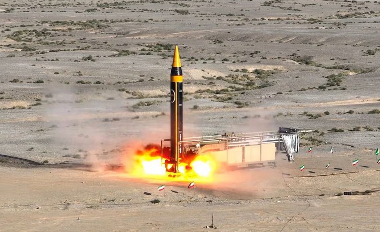 Iran tuyên bố phóng thử tên lửa đạn đạo có thể mang theo đầu đạn hơn 1 tấn Tên lửa đạn đạo Iran phóng thử ngày 25-5. Ảnh: Reuters