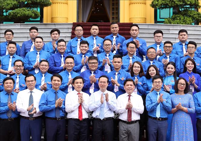 Chủ tịch nước Võ Văn Thưởng gặp mặt thanh niên tiên tiến làm theo lời Bác Chủ tịch nước Võ Văn Thưởng với các đại biểu. Ảnh: Thống Nhất/TTXVN