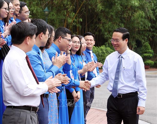 Chủ tịch nước Võ Văn Thưởng gặp mặt thanh niên tiên tiến làm theo lời Bác Chủ tịch nước Võ Văn Thưởng với các đại biểu. Ảnh: Thống Nhất/TTXVN