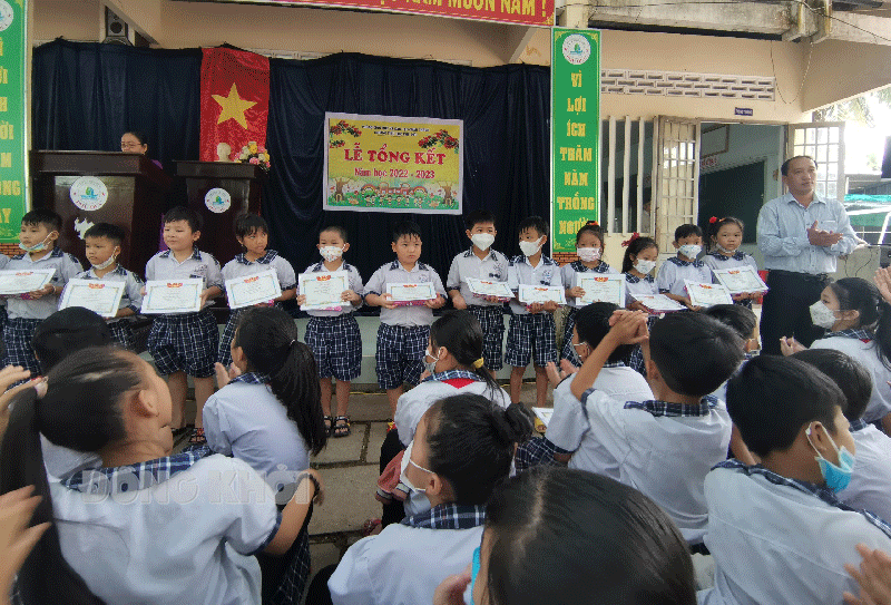 Phó chủ tịch UBND xã Trương Văn Vẹn tặng giấy khen cho các học sinh đạt thành tích cao trong học tập