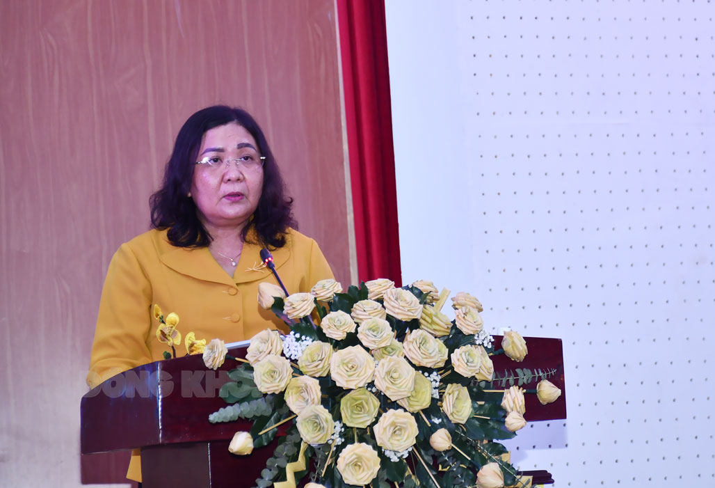 Phó bí thư Thường trực Tỉnh ủy - Chủ tịch HĐND tỉnh phát biểu tại hội nghị.