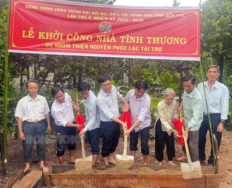 Lãnh đạo HND tỉnh, lãnh đạo UBND xã và gia đình thực hiện nghi thức khởi công nhà. Ảnh: Nhựt Trường