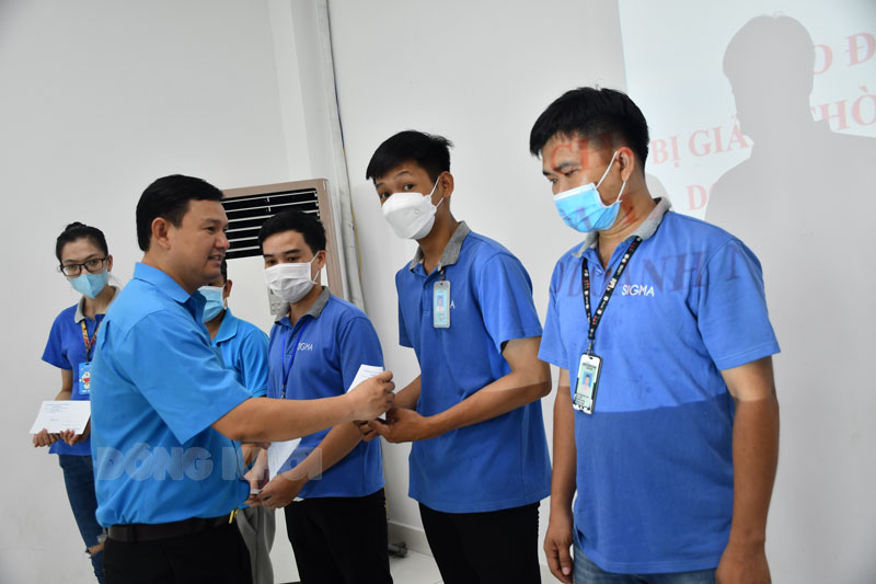 Quan tâm chăm lo cho đoàn viên, người lao động Chủ tịch Liên đoàn Lao động tỉnh Nguyễn Phúc Linh trao quà cho công nhân tại Khu công nghiệp Giao Long (Châu Thành) nhân Tháng Công nhân năm 2023.