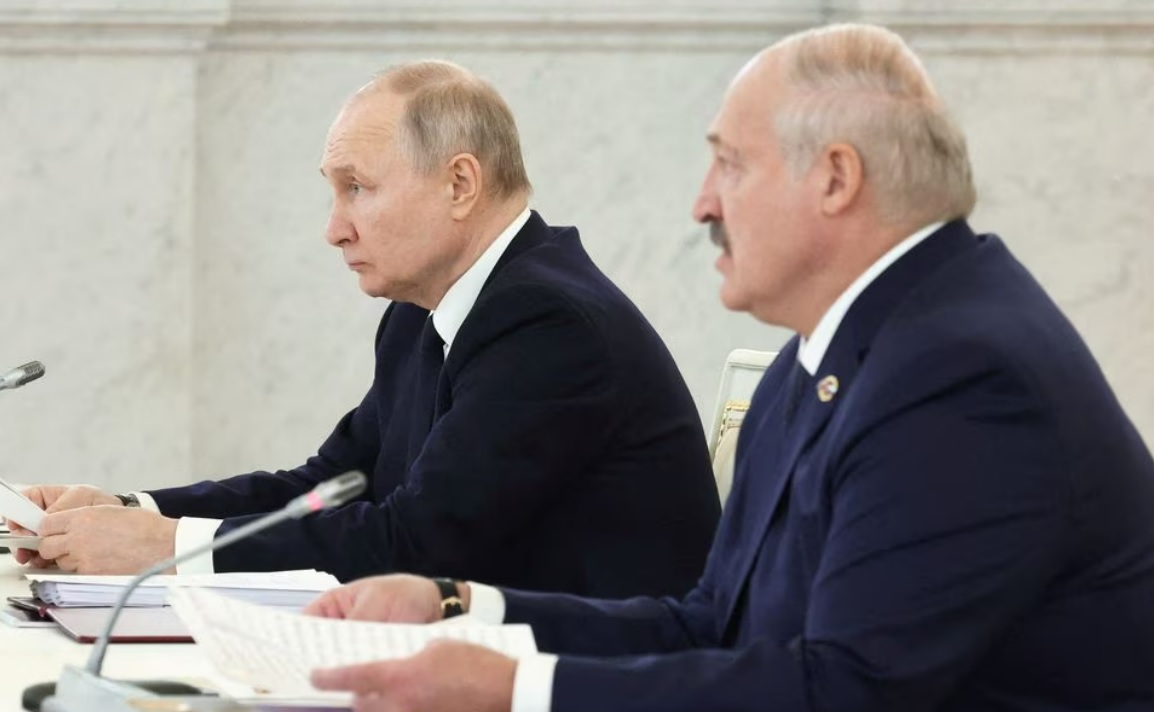 Tổng thống Nga Vladimir Putin và Tổng thống Belarus Alexander Lukashenko trong họp tại Điện Kremlin ngày 6-4-2023. Ảnh: Reuters