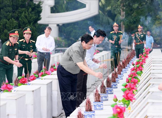 Thủ tướng Phạm Minh Chính thắp hương phần mộ liệt sỹ tại Nghĩa trang Liệt sỹ quốc gia Vị Xuyên. Ảnh: Dương Giang/TTXVN