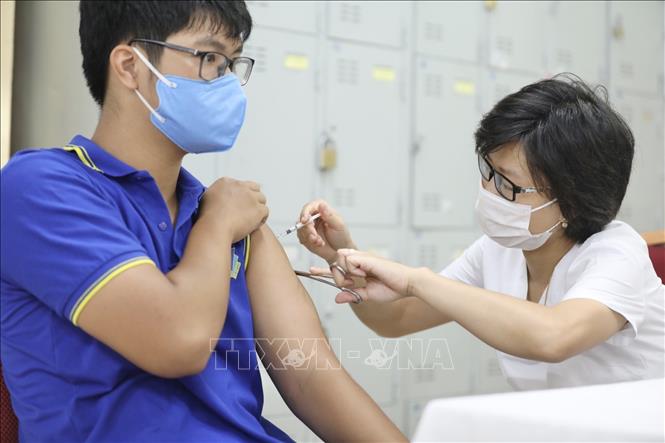 Tiêm mũi nhắc lại vaccine phòng COVID-19 cho người dân. Ảnh: TTXVN