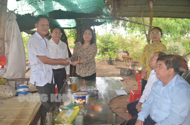 Phó bí thư Thường trực Tỉnh uỷ - Chủ tịch HĐND tỉnh  Hồ Thị Hoàng Yến trao tiền hỗ trợ cho nhà hộ dân bị sập ở xã Thới Thuận.