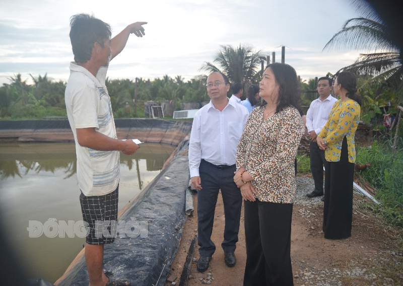 Phó bí thư Thường trực Tỉnh ủy - Chủ tịch HĐND tỉnh Hồ Thị Hoàng Yến cùng đoàn công tác thăm hỏi hộ dân bị sập nhà ở xã Thạnh Trị.