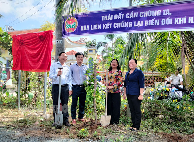 Phó bí thư Thường trực Tỉnh ủy - Chủ tịch HĐND tỉnh Hồ Thị Hoàng Yến cùng đại biểu trồng cây thực hiện công trình tại xã Phước Thạnh.