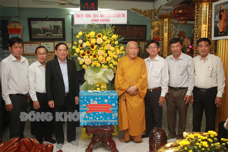 Chủ tịch UBND tỉnh Trần Ngọc Tam tặng quà, chúc mừng Lễ Phật đản Hòa thượng Thích Như Niệm, chùa Pháp Hoa.
