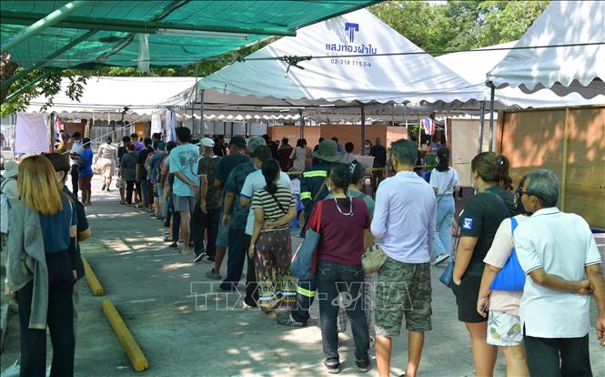 Cử tri Thái Lan xếp hàng chờ bỏ phiếu tại một điểm bỏ phiếu ở quận Huai Khwang, Bangkok (ảnh minh họa)