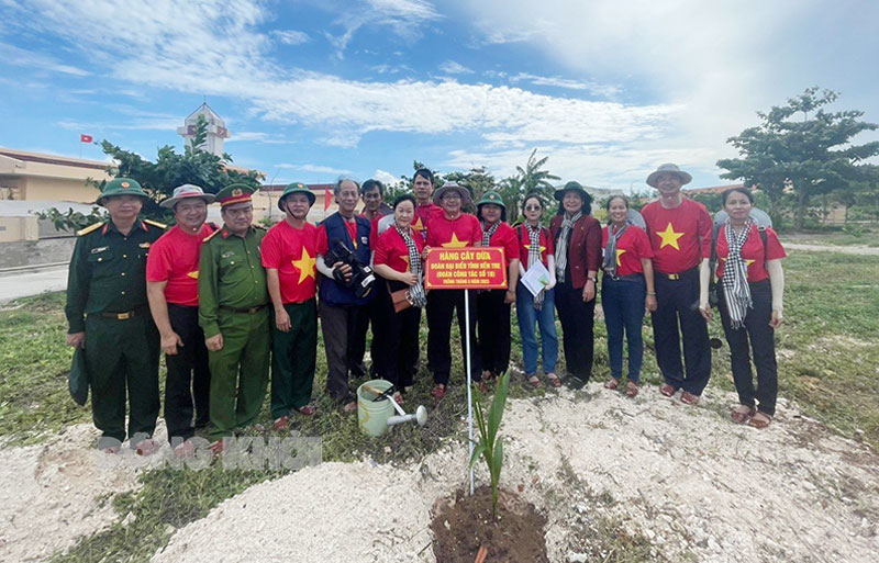 Đoàn công tác tỉnh Bến Tre trồng cây dừa tại đảo Đá Tây A, huyện đảo Trường Sa.