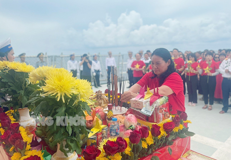 Phó chủ tịch UBND tỉnh Nguyễn Thị Bé Mười dâng hương các anh hùng liệt sĩ đã hy sinh tại đảo Gạc Ma.