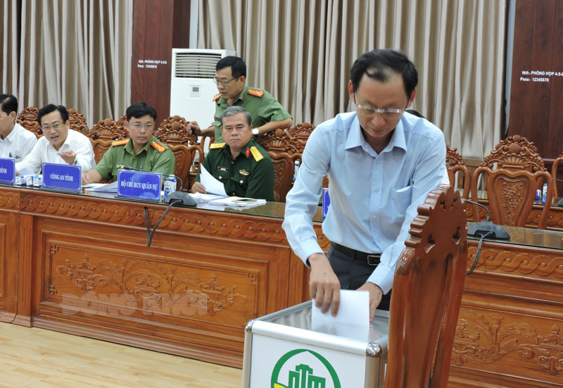 Họp Ban Chỉ đạo các Chương trình mục tiêu quốc gia tỉnh Phó chủ tịch UBND tỉnh Nguyễn Minh Cảnh bỏ phiếu tại cuộc họp Hội động thẩm định.