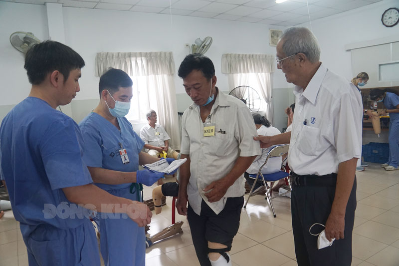 GS.TS - BS Võ Văn Hà (thứ hai, trái sang) đang thăm khám bệnh nhân lắp chân giả.