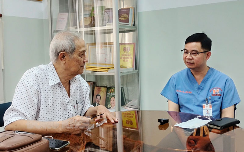 Giáo sư, Tiến sĩ - Bác sĩ Võ Văn Hà trao đổi công việc cùng Chủ tịch Hội Bảo trợ bệnh nhân nghèo tỉnh Trần Công Ngữ.