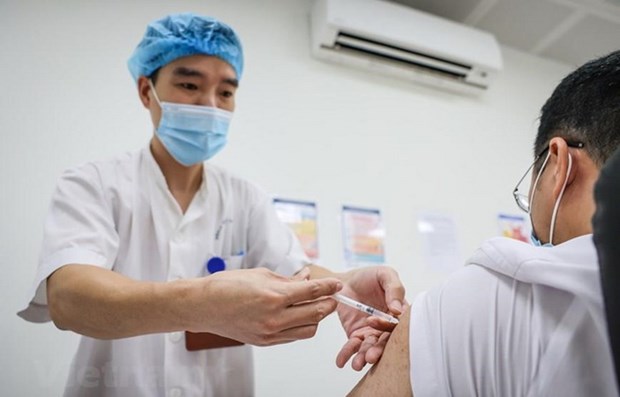 Tiêm vắc-xin phòng COVID-19 cho người dân. Ảnh: Minh Sơn/Vietnam+