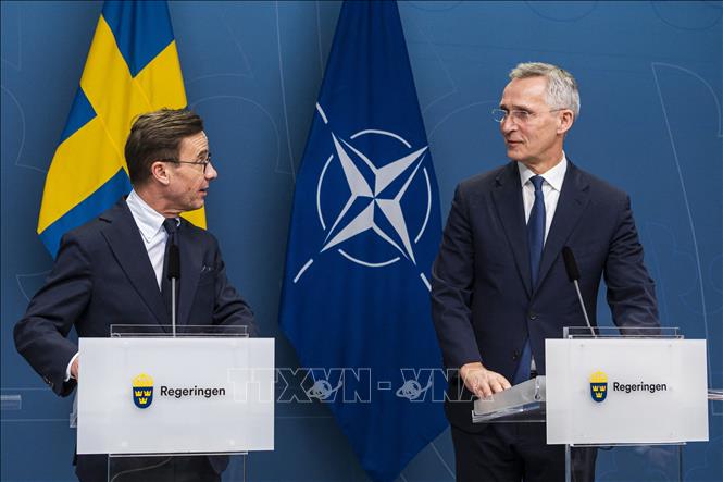 Tổng Thư ký NATO Jens Stoltenberg (phải) và Thủ tướng Thụy Điển Ulf Kristersson tại cuộc họp báo ở Stockholm ngày 7-3-2023. Ảnh: AFP/TTXVN