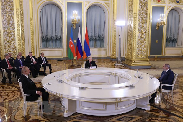 Tổng thống Azerbaijan Ilham Aliyev, Tổng thống Nga Vladimir Putin và Thủ tướng Armenia Nikol Pashinyan trong cuộc gặp ba bên tại Moskva (Nga) ngày 25-5-2023. (Ảnh: AFP/TTXVN)