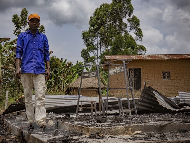 Một ngôi nhà bị phá hủy sau vụ tấn công do các tay súng Lực lượng Dân chủ Đồng minh (ADF) tiến hành tại Mukondi, CHDC Congo ngày 10-3-2023. (Ảnh: AFP/TTXVN)