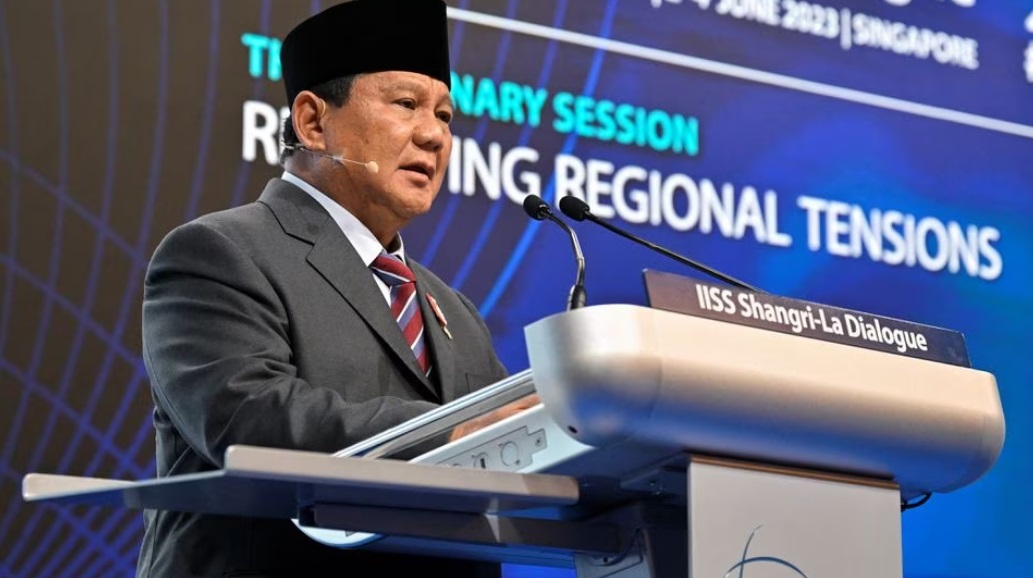 Indonesia kêu gọi thiết lập vùng phi quân sự, tổ chức trưng cầu ý dân ở Ukraine Bộ trưởng Bộ Quốc phòng Indonesia, ông Prabowo Subianto phát biểu tại phiên họp toàn thể của Đối thoại Shangri-La lần thứ 20 tại Singapore ngày 3-6. Ảnh: Reuters