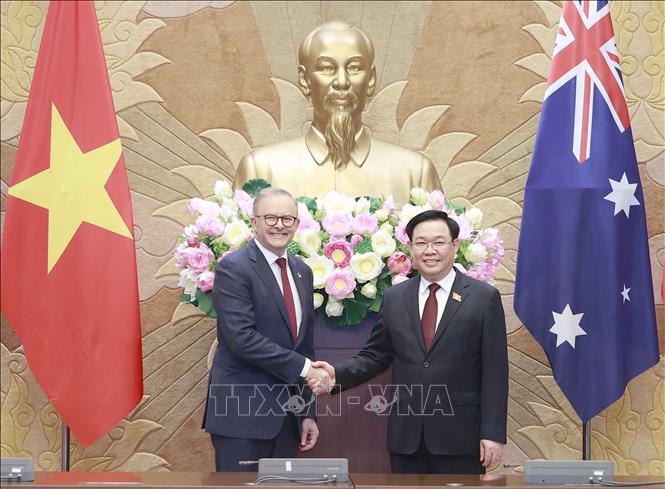 Chủ tịch Quốc hội Vương Đình Huệ và Thủ tướng Australia Anthony Albanese chụp ảnh chung. Ảnh: Doãn Tấn/TTXVN