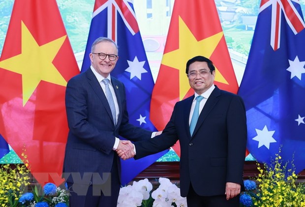 Thủ tướng Phạm Minh Chính và Thủ tướng Australia Anthony Albanese chụp ảnh chung. Ảnh: Dương Giang/TTXVN