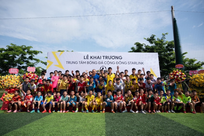 HLV Park trở lại với bóng đá tại Việt Nam HLV Park Hang Seo nhận được sự yêu mến của các em nhỏ