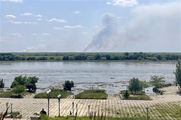 Ngập lụt tại thành phố Kherson, miền Nam Ukraine, sau khi đập thủy điện Kakhovka bị vỡ, ngày 6-6-2023. Ảnh: Kyodo/TTXVN