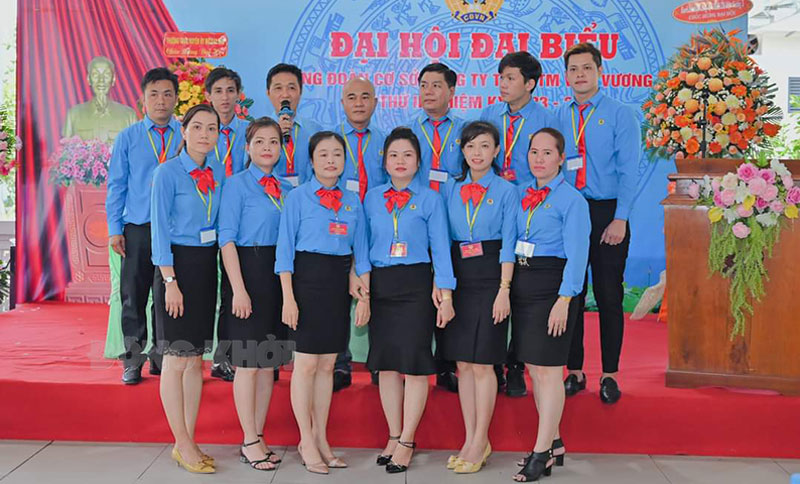 Liên đoàn Lao động huyện Mỏ Cày Bắc tích cực chuẩn bị đại hội Ban chấp hành Công đoàn cơ sở Công ty TNHH TM Việt Vương 3, huyện Mỏ Cày Bắc, nhiệm kỳ 2023 - 2028 ra mắt tại đại hội. Ảnh: Thảo Oanh