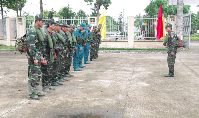 Hạ đạt mệnh lệnh hành quân cơ động lực lượng đi trước trong diễn tập khu vực phòng thủ huyện Chợ Lách.