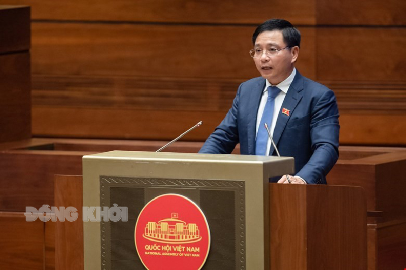 Đại biểu Nguyễn Thị Yến Nhi - Phó trưởng đoàn chuyên trách Đoàn đại biểu Quốc hội đơn vị tỉnh Bến Tre chất vấn Bộ trưởng Bộ Giao thông vận tải Bộ trưởng Bộ Giao thông vận tải Nguyễn Văn Thắng trả lời câu hỏi chất vấn của đại biểu Nguyễn Thị Yến Nhi (Bến Tre).