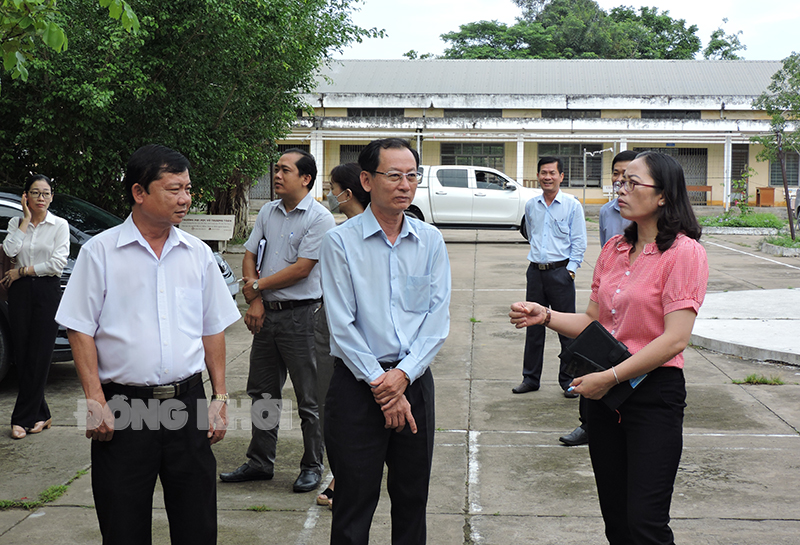 Phó chủ tịch UBND tỉnh Nguyễn Minh Cảnh cùng đoàn công tác khảo sát thực tế tại Trung tâm Văn hóa - Thể thao và Truyền thanh huyện.