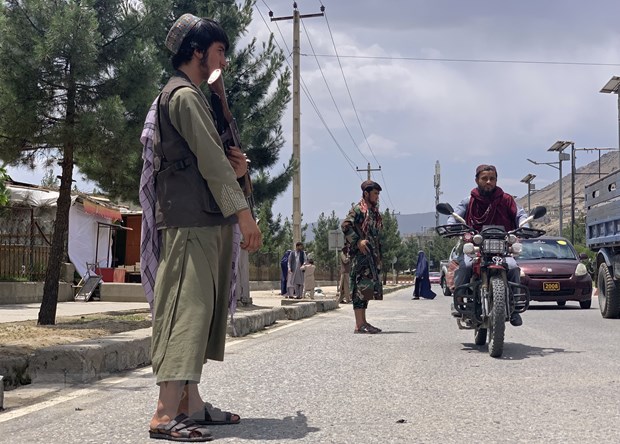 Một thành viên Taliban gác gần hiện trường vụ đánh bom ở tỉnh Badakhshan, miền Bắc Afghanistan, ngày 6-6. (Ảnh: AFP/TTXVN)