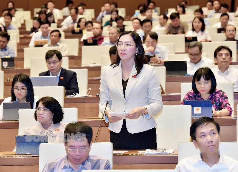 Đại biểu Nguyễn Thị Yến Nhi - Phó trưởng đoàn chuyên trách Đoàn đại biểu Quốc hội đơn vị tỉnh Bến Tre chất vấn Bộ trưởng Bộ Giao thông vận tải Đại biểu Nguyễn Thị Yến Nhi - Phó trưởng Đoàn ĐBQH chuyên trách Bến Tre đặc câu hỏi liên quan đến lĩnh vực giao thông.