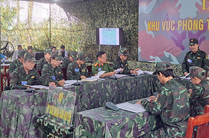 Hoàn thành diễn tập khu vực phòng thủ huyện Chợ Lách năm 2023 Họp triển khai phương án tác chiến.