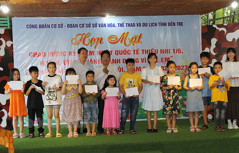 Trao tặng phần thưởng cho các em thiếu nhi đạt thành tích học sinh giỏi năm 2022-20223.