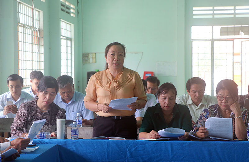 Phó chủ tịch UBND xã Mỹ An Nguyễn Thị Ngọc Lin báo cáo tình hình giảm nghèo tại xã.
