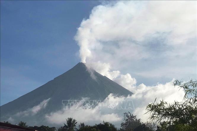 Tro bụi phun lên từ miệng núi lửa Mayon ở Legaspi, tỉnh Albay, Philippines, ngày 8-6-2023. Ảnh: AFP/TTXVN