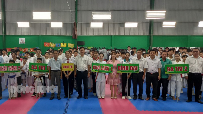 Ban tổ chức chụp ảnh lưu niệm cùng các đội về tham dự giải.
