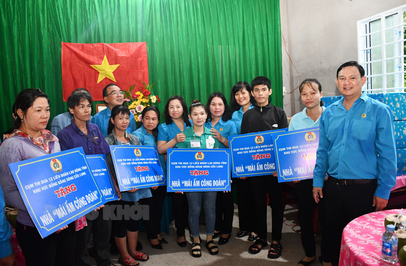 Phó chủ tịch Tổng LĐLĐ Việt Nam Thái Thu Xương và các đại biểu trao bảng tượng trưng xây nhà cho công đoàn viên.