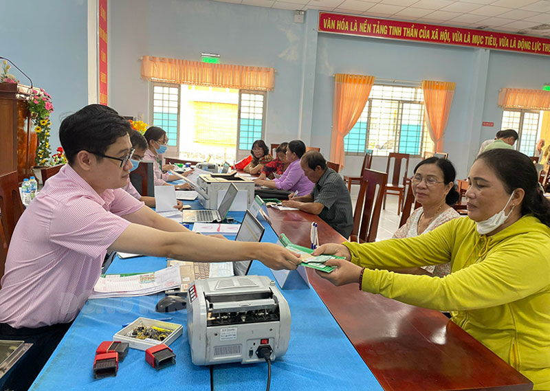 Khách hàng đến giao dịch tại Ngân hàng Chính sách xã hội.