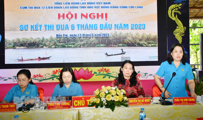 Chủ trì hội nghị.