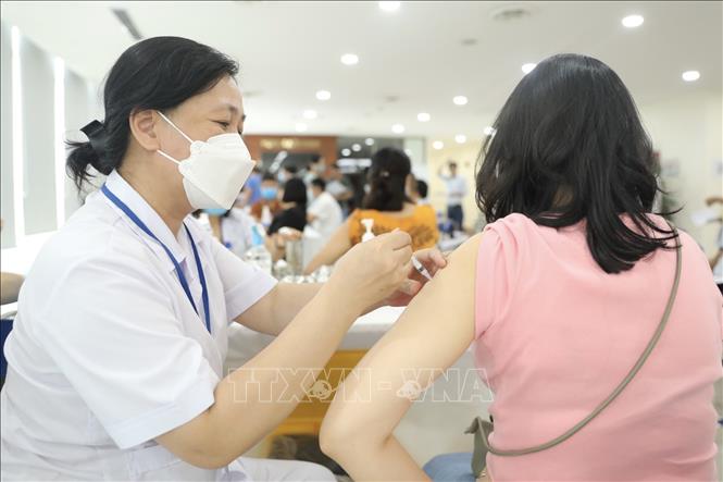 Tiêm vaccine phòng COVID-19 cho người dân. Ảnh: TTXVN 