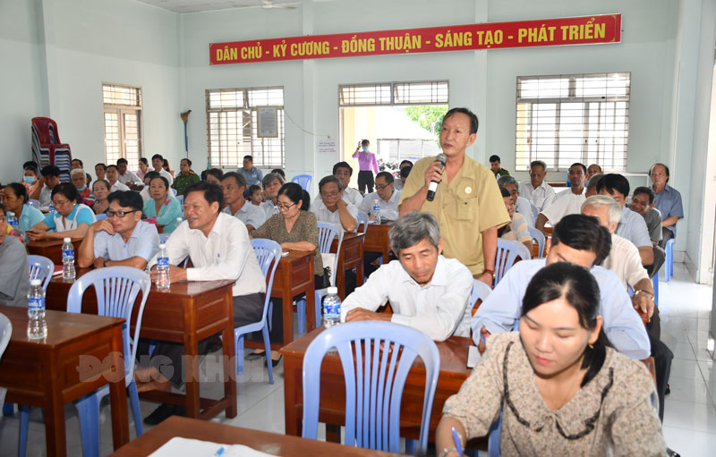 Phó bí thư Thường trực Tỉnh ủy - Chủ tịch HĐND tỉnh Hồ Thị Hoàng Yến tiếp xúc cử tri tại huyện Mỏ Cày Nam