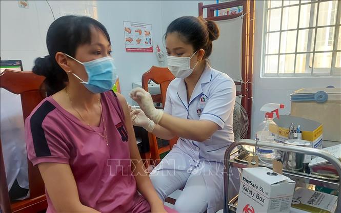 Tiêm vaccine phòng COVID-19 cho người dân. Ảnh: TTXVN