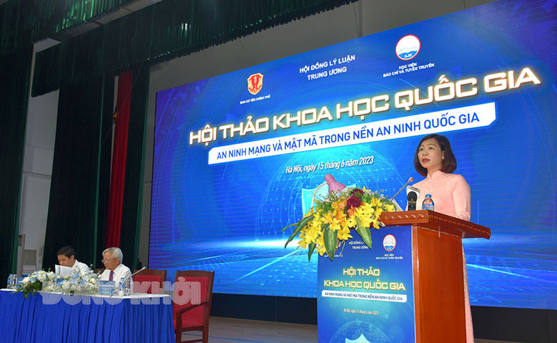 PGS,TS. Nguyễn Thị Trường Giang, Phó giám đốc Học viện Báo chí và Tuyên truyền, Chủ nhiệm Đề tài KX04-32/21-25 phát biểu đề dẫn Hội thảo